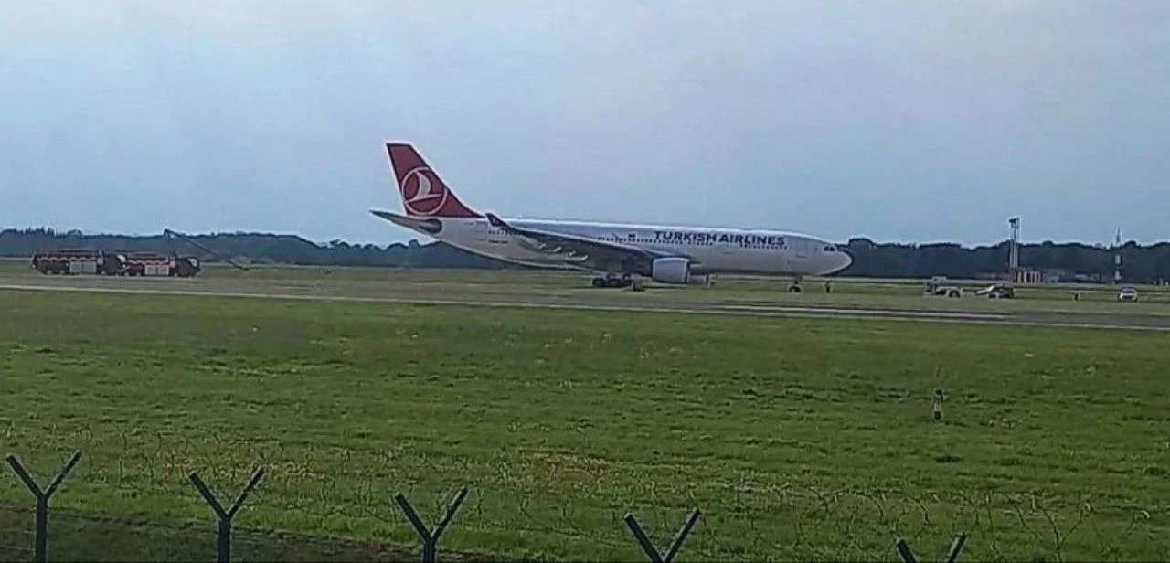 THY uçağında panik! Kabinden dumanlar yükseldi, pilot acil iniş yaptı - 2. Resim