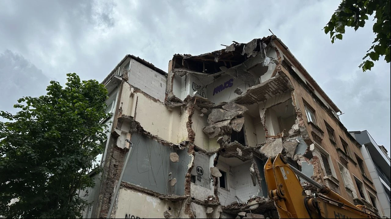 Yalı Çapkını oyuncusunun evi başına yıkıldı, sevgilisi enkazı görünce yıkıldı