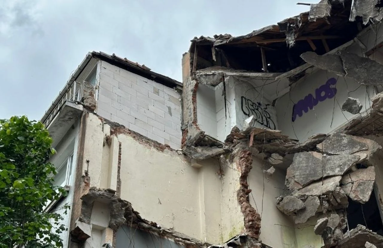 Yalı Çapkını oyuncusunun evi başına yıkıldı, sevgilisi enkazı görünce yıkıldı