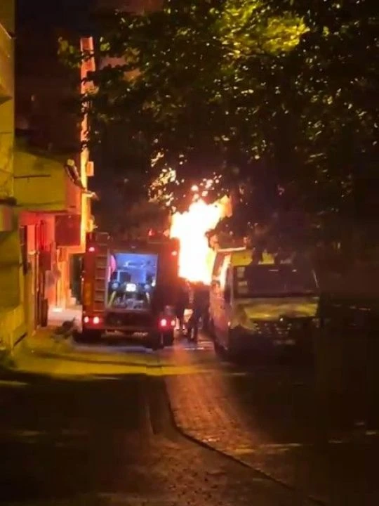 Ataşehir'de lüks araç ateş topuna döndü, kayıt kameralarını kırdılar - 1. Resim