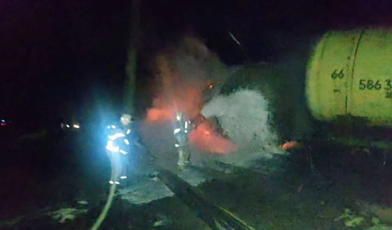 'Dış müdahale' Rusya’da yük trenini raydan çıkardı! Alevlere teslim olan tren geceyi aydınlattı