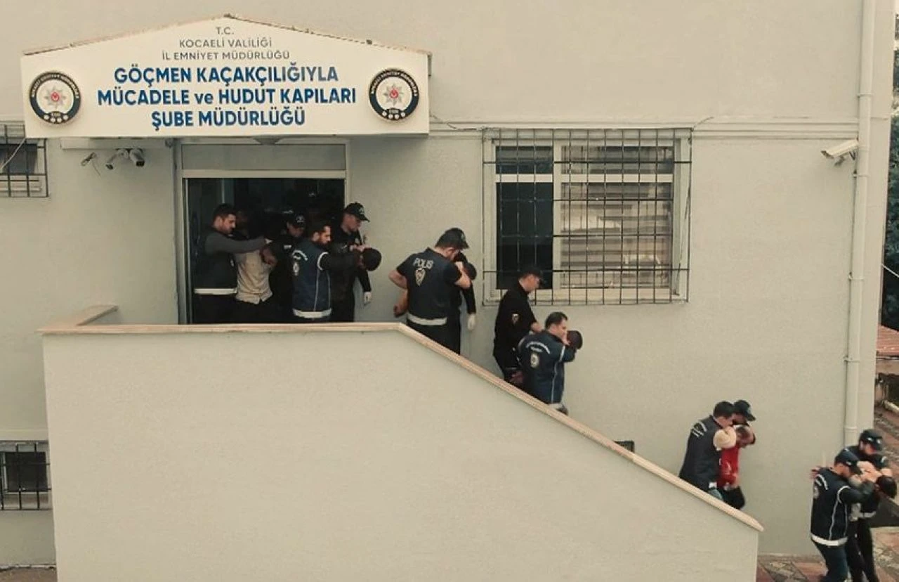 Dolapta saklanan göçmen kaçakçılarına baskın