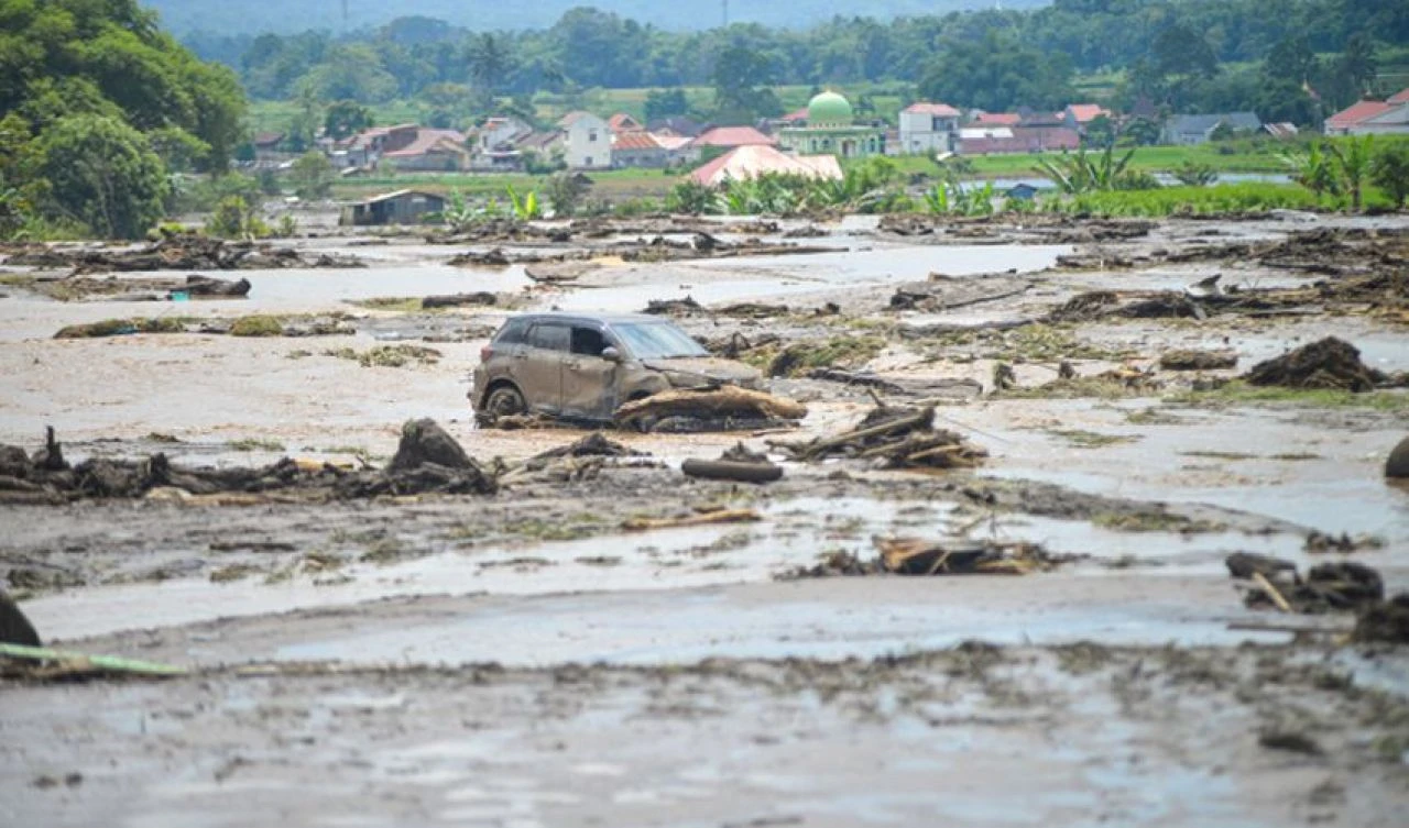 Endonezya'yı 'soğuk lav' vurdu! Çok sayıda ölü ve yaralı var