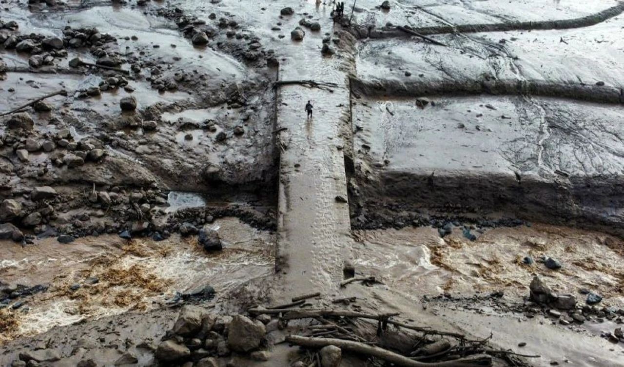 Endonezya'yı 'soğuk lav' vurdu! Çok sayıda ölü ve yaralı var