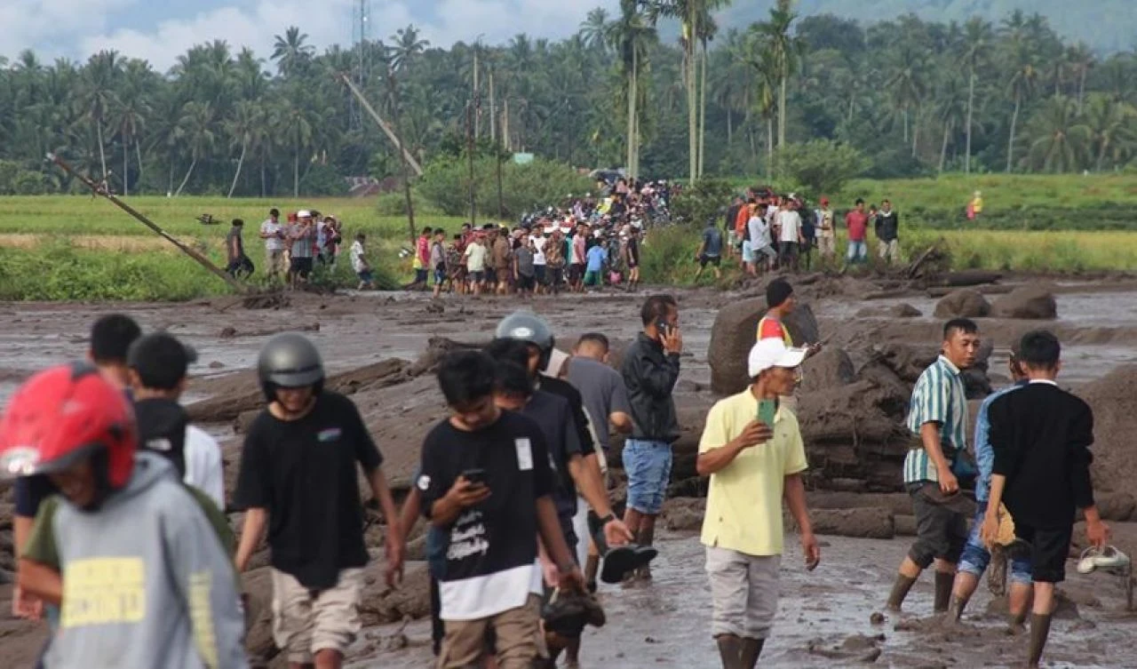 Endonezya'yı 'soğuk lav' vurdu! Çok sayıda ölü ve yaralı var