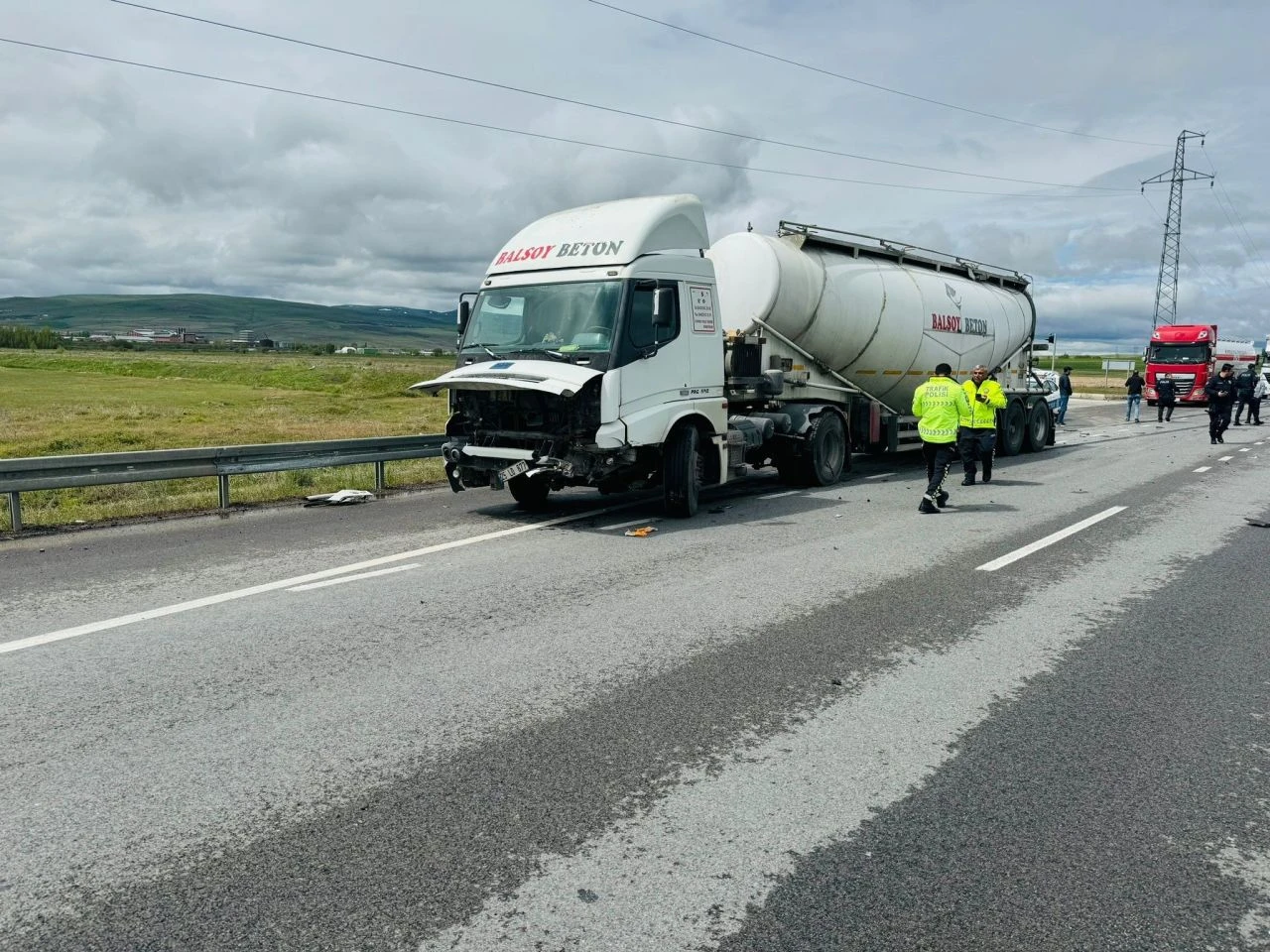 Erzurum'da korkunç kaza: Ortalık can pazarına döndü - 1. Resim