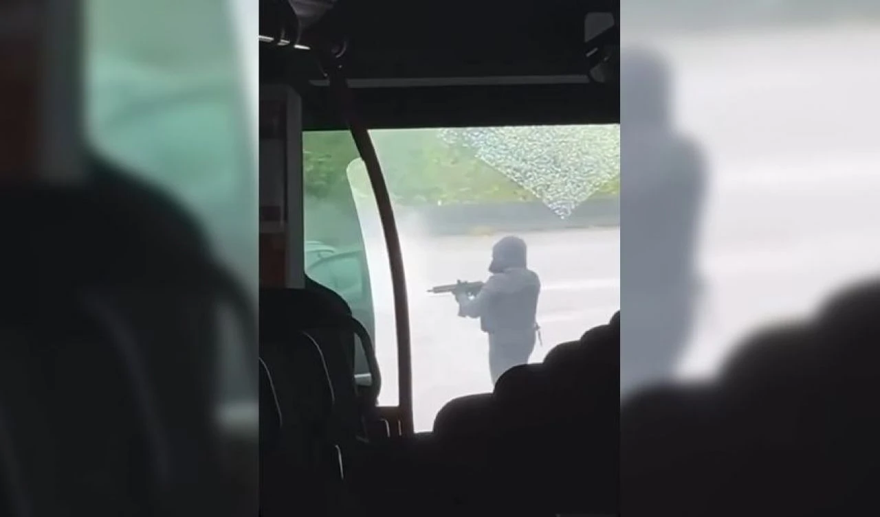 Fransa'da film gibi olay! Mahkumları taşıyan minibüse pusu kurdular! Ölü ve yaralılar var - 3. Resim