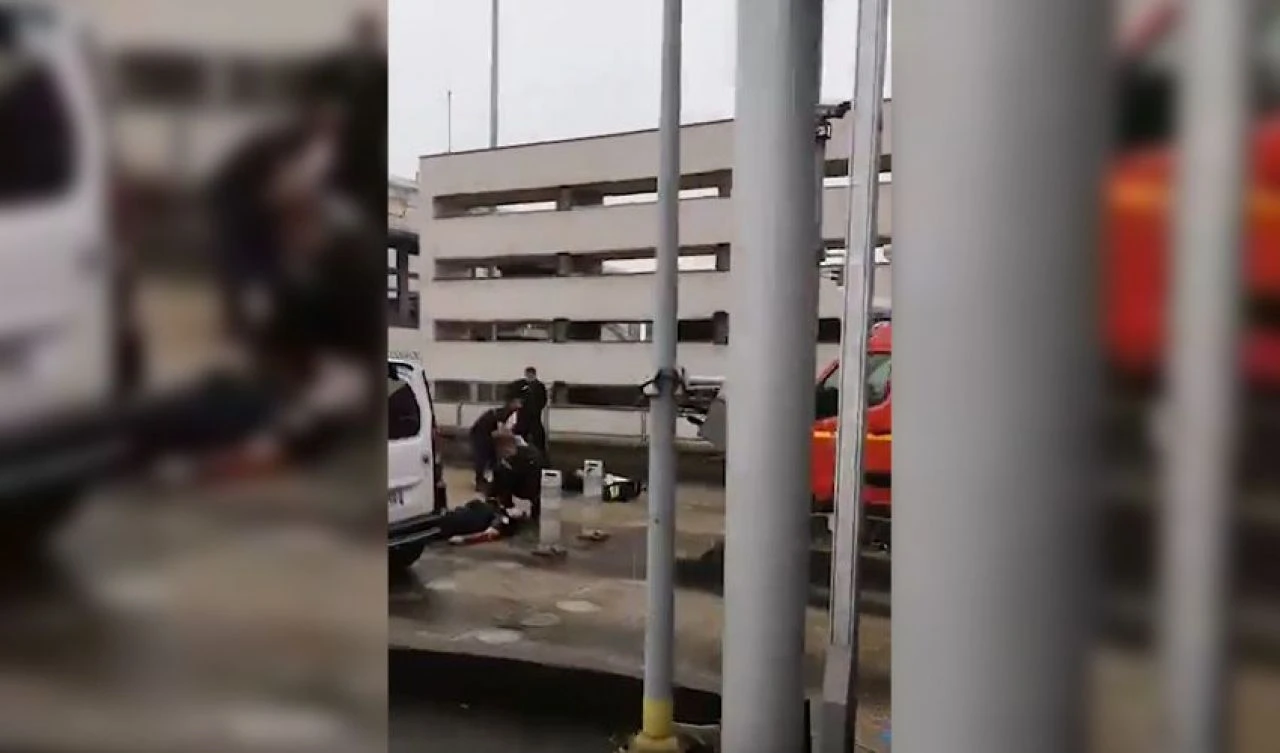 Fransa'da film gibi olay! Mahkumları taşıyan minibüse pusu kurdular! Ölü ve yaralılar var - 3. Resim