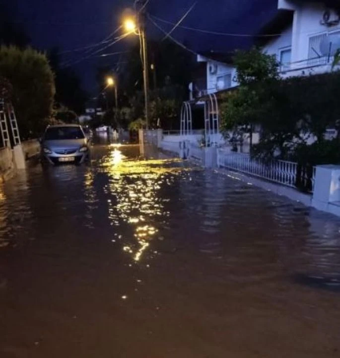 Hatay'da kuvvetli yağış! Caddeler göle döndü - 1. Resim