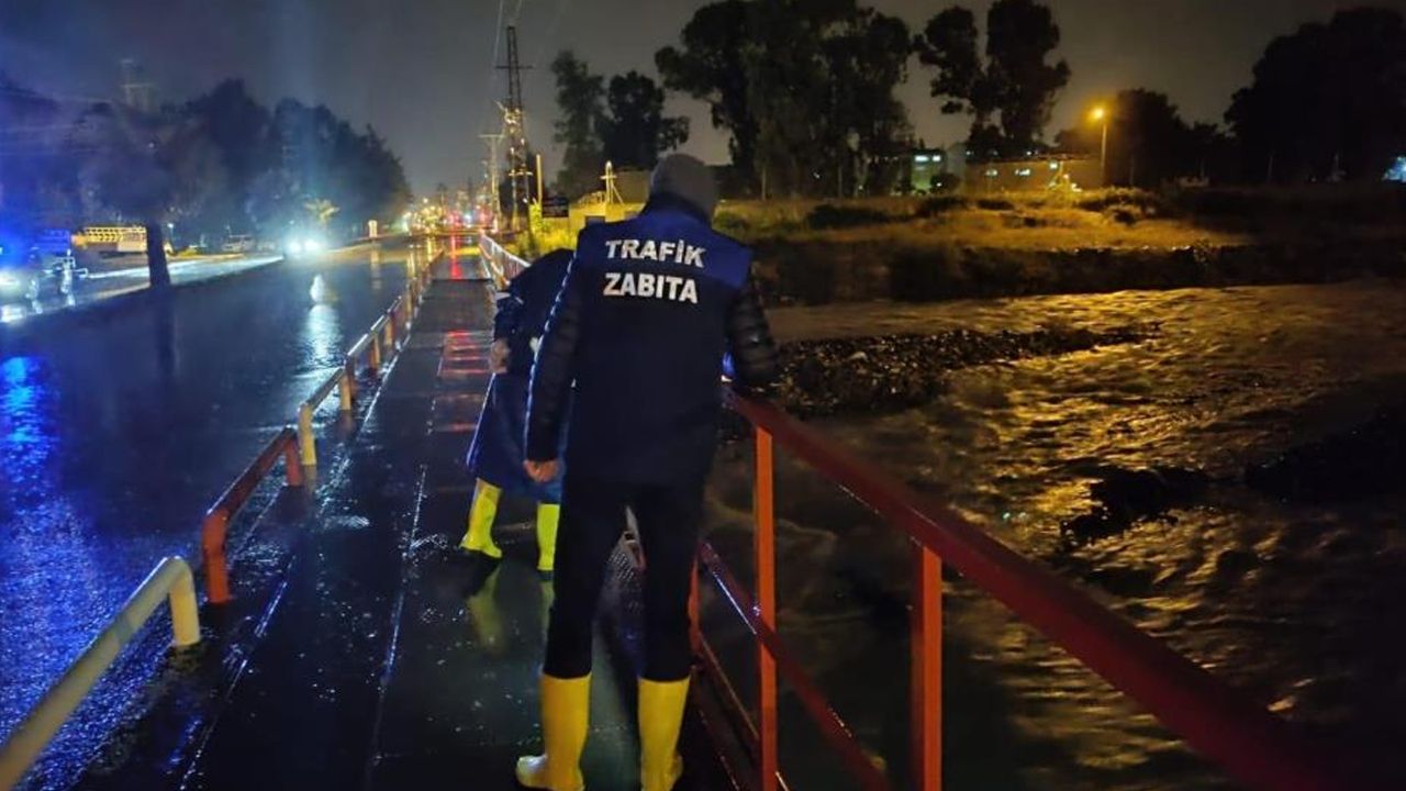 Hatay&#039;da kuvvetli yağış! Caddeler göle döndü