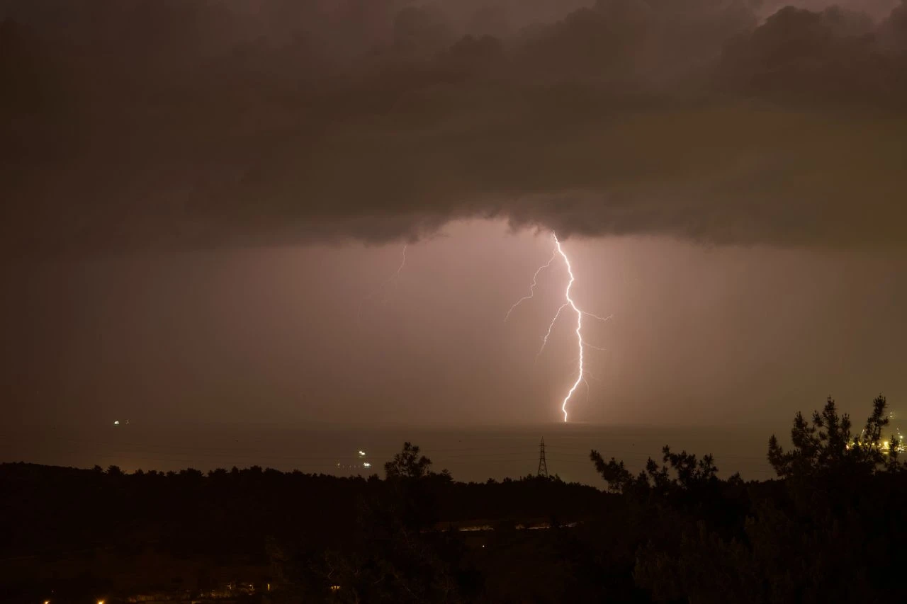Hatay'da kuvvetli yağışla şimşekler geceyi aydınlattı