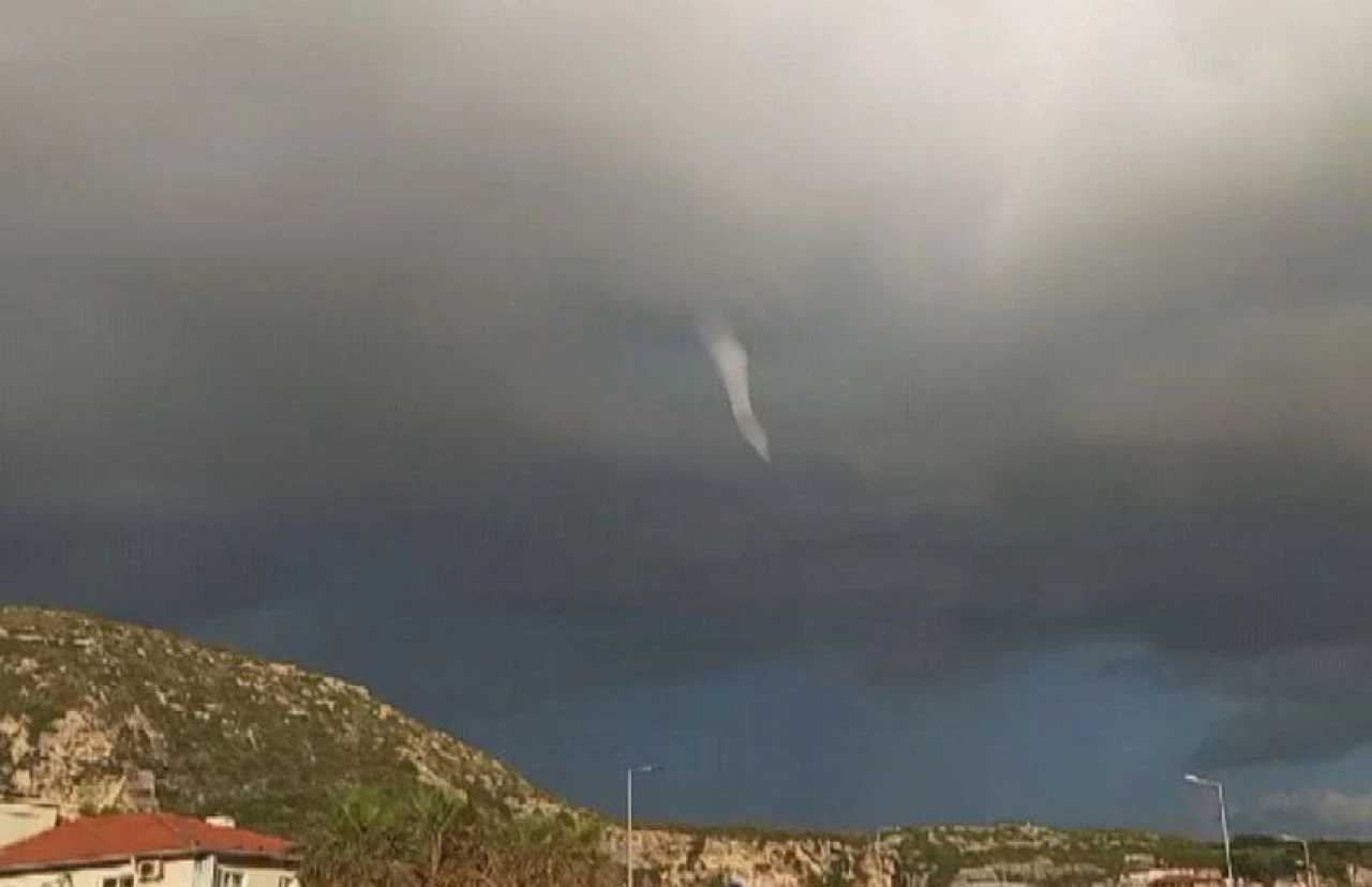 Hatay'da yağış sonrası ortaya çıktı, vatandaşlar hemen cep telefonuyla kaydetti - 2. Resim