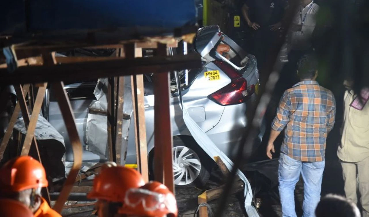 Hindistan'da tonlarca ağırlıktaki reklam panosu devrildi: Çok sayıda ölü ve yaralı var