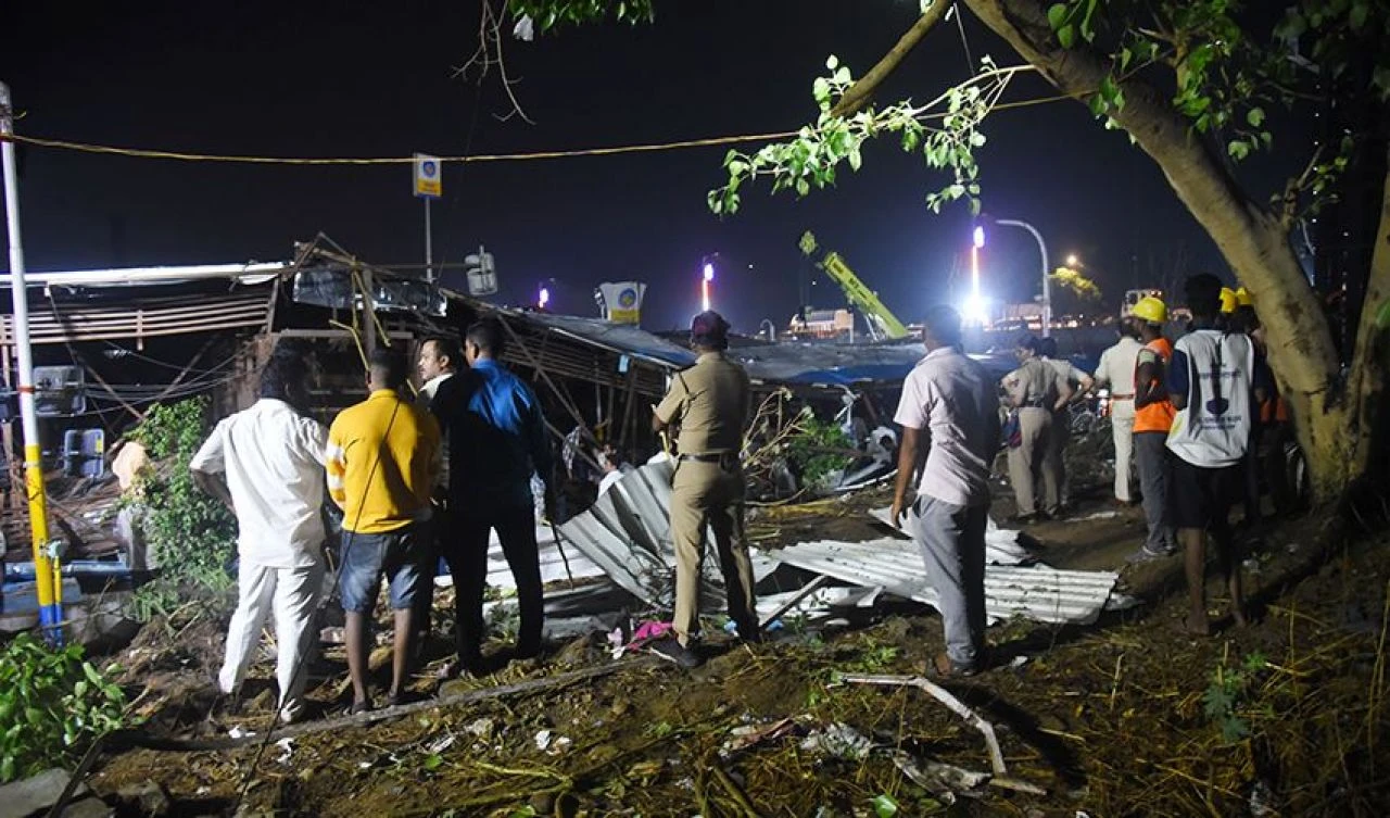 Hindistan'da tonlarca ağırlıktaki reklam panosu devrildi: Çok sayıda ölü ve yaralı var