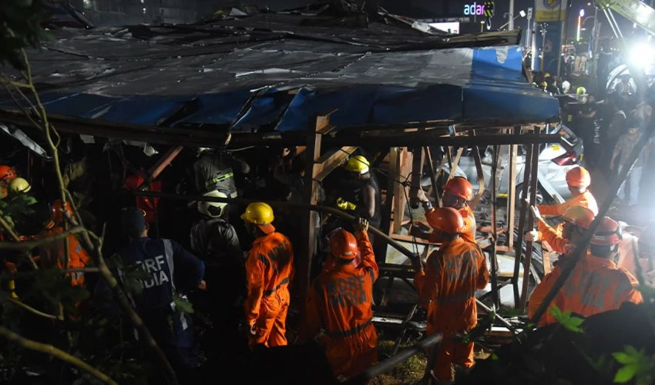 Hindistan'da tonlarca ağırlıktaki reklam panosu devrildi: Çok sayıda ölü ve yaralı var