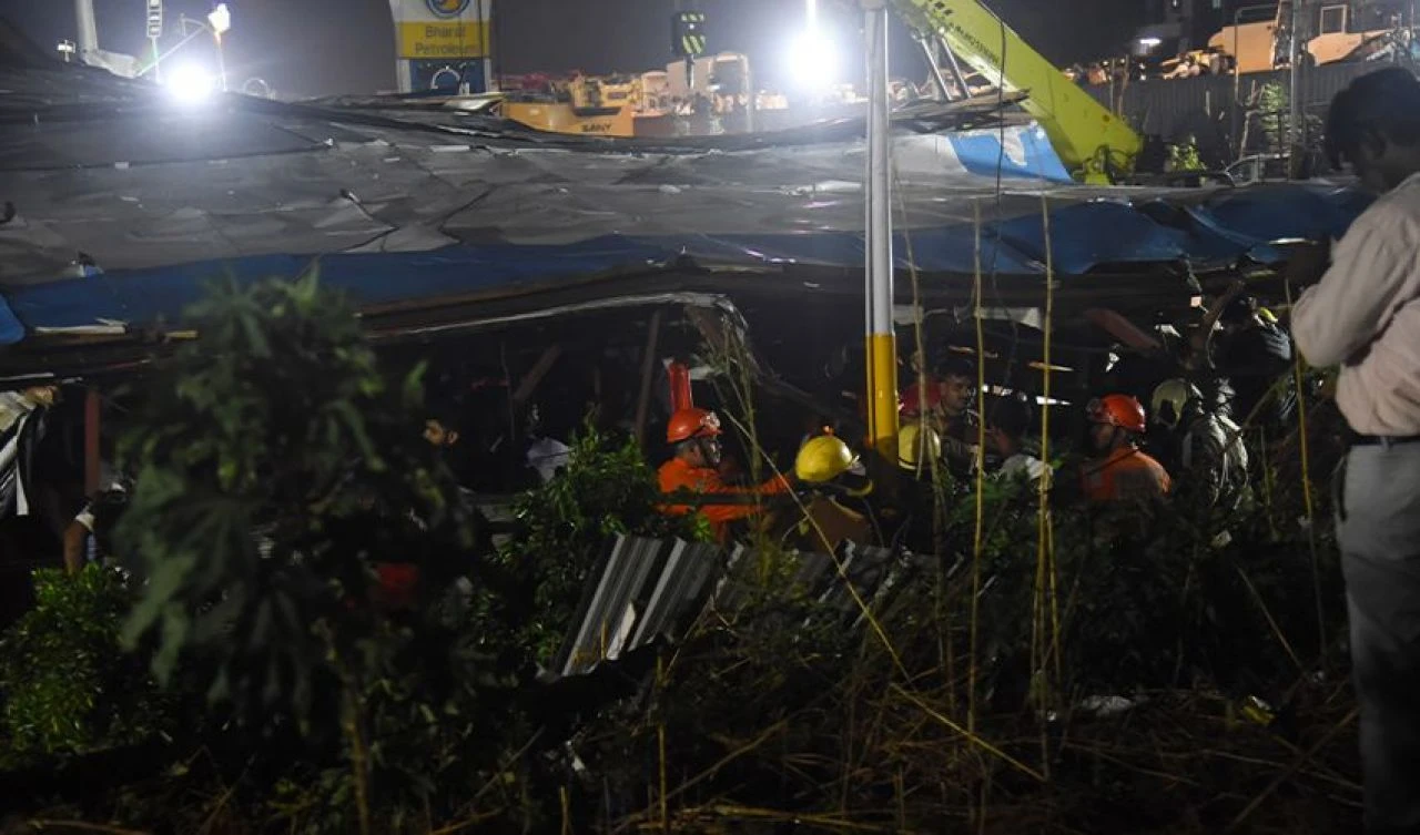 Hindistan'da tonlarca ağırlıktaki reklam panosu devrildi: Çok sayıda ölü ve yaralı var