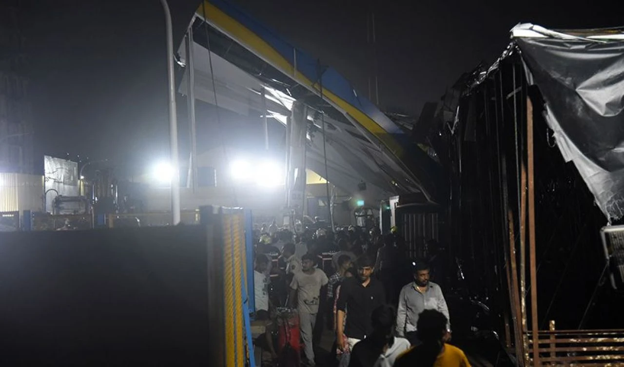 Hindistan'da tonlarca ağırlıktaki reklam panosu devrildi: Çok sayıda ölü ve yaralı var