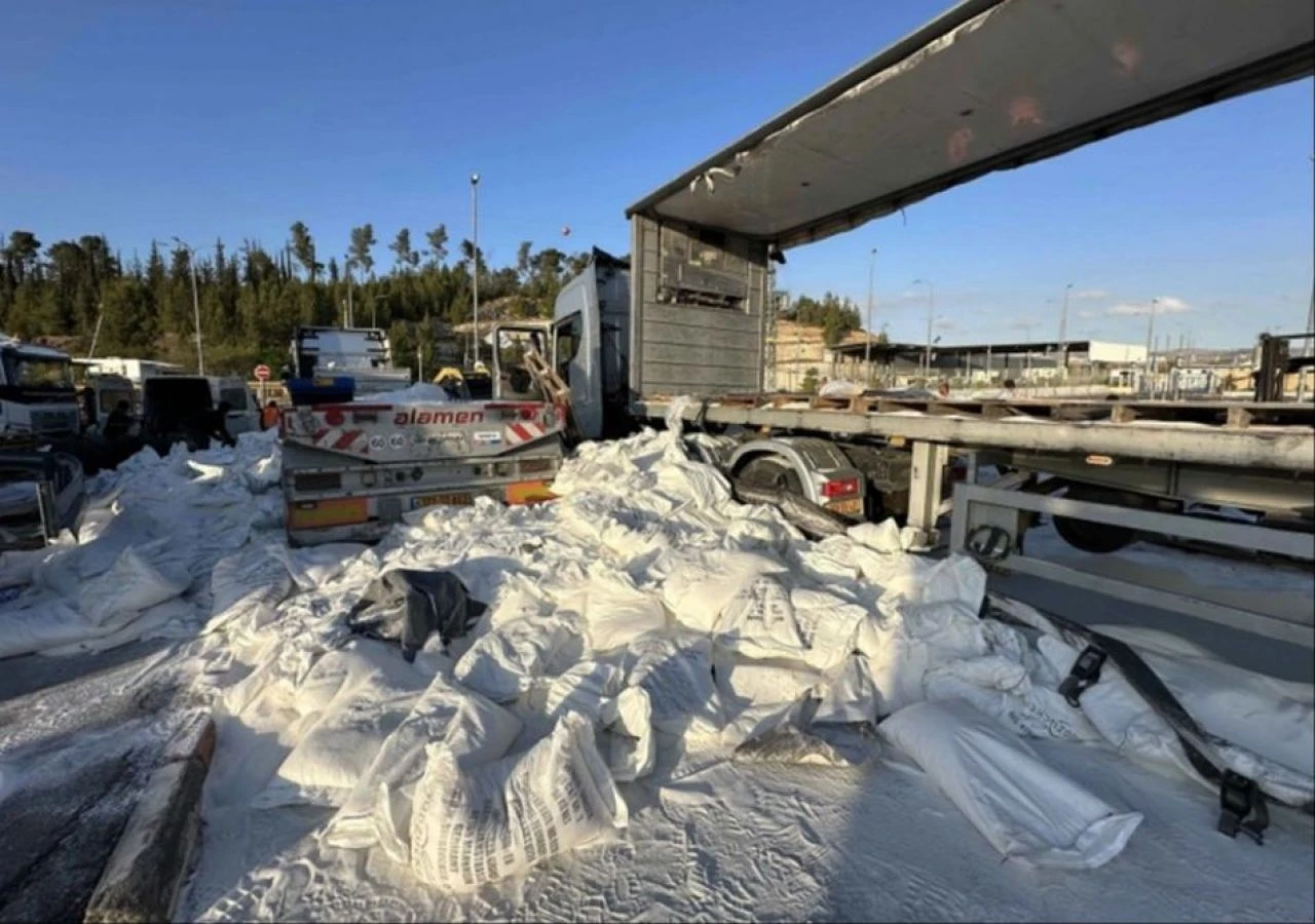 İnsanlığa dair tek bir ibare yok! Yahudi işgalciler, Gazze'ye giden yardımları yola döktü