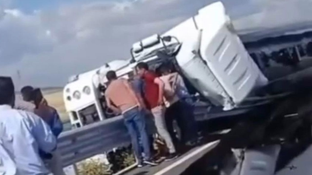 Mardin’de feci kaza! Petrol yüklü tanker devrildi: 1 ölü