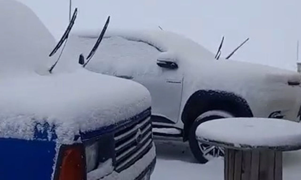 Mayıs ayında kar sürprizi: Her yer beyaza büründü