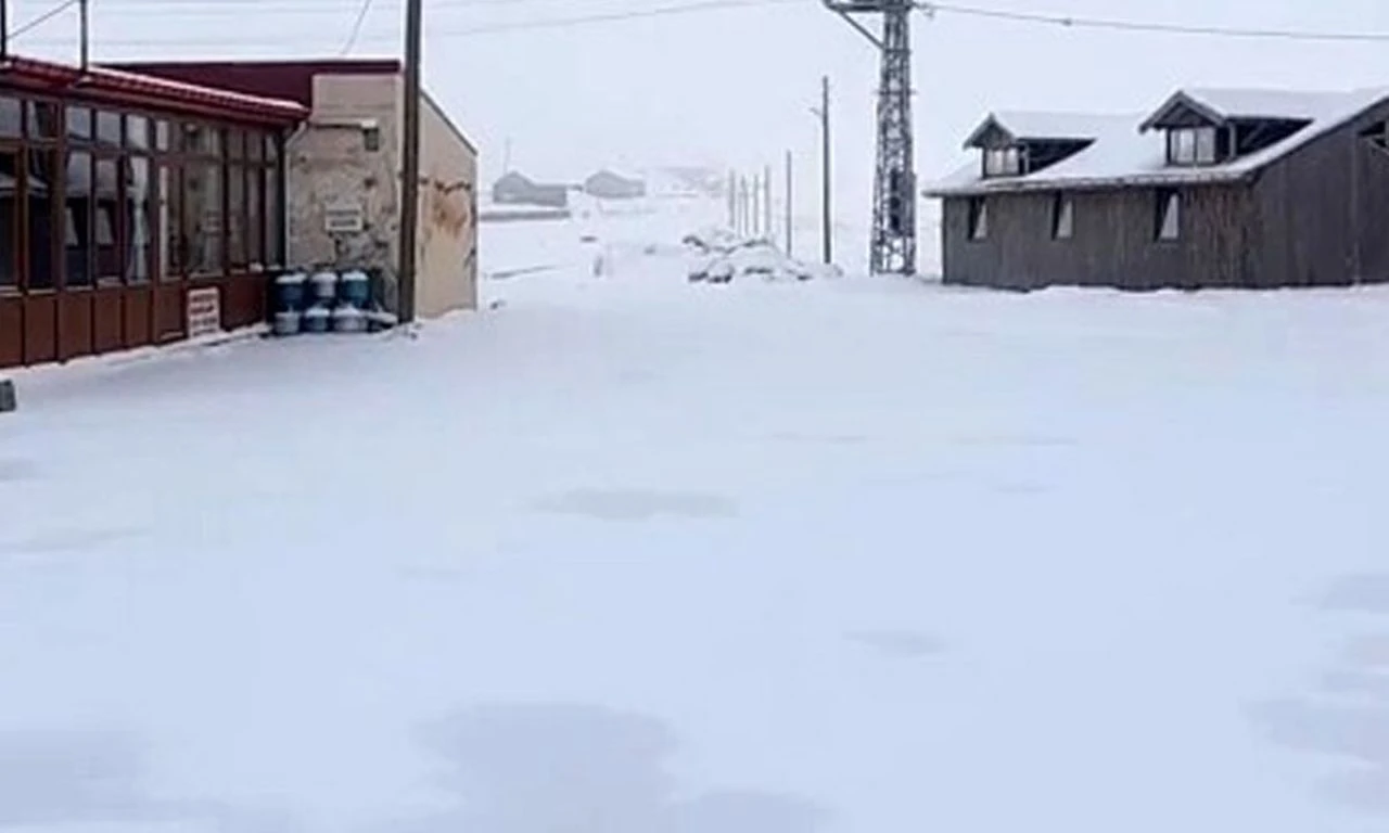 Mayıs ayında kar sürprizi: Her yer beyaza büründü