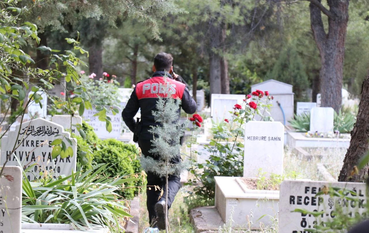 Mezarlıkta polisi harekete geçiren olay! - 1. Resim