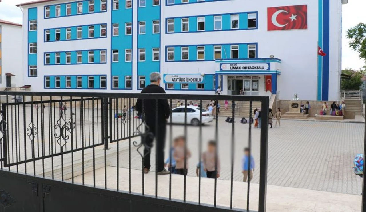 Okulda dehşete düşüren olay! Kopya çekerken yakalanınca öğretmenini bıçakladı