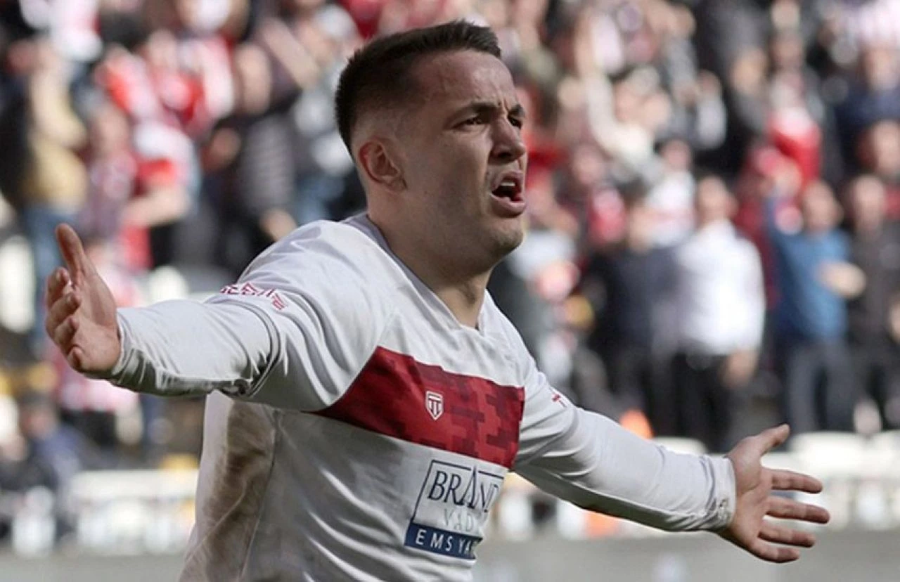 Süper Lig'de yılın transferi! Rey Manaj Beşiktaş'a çok yakın - 1. Resim