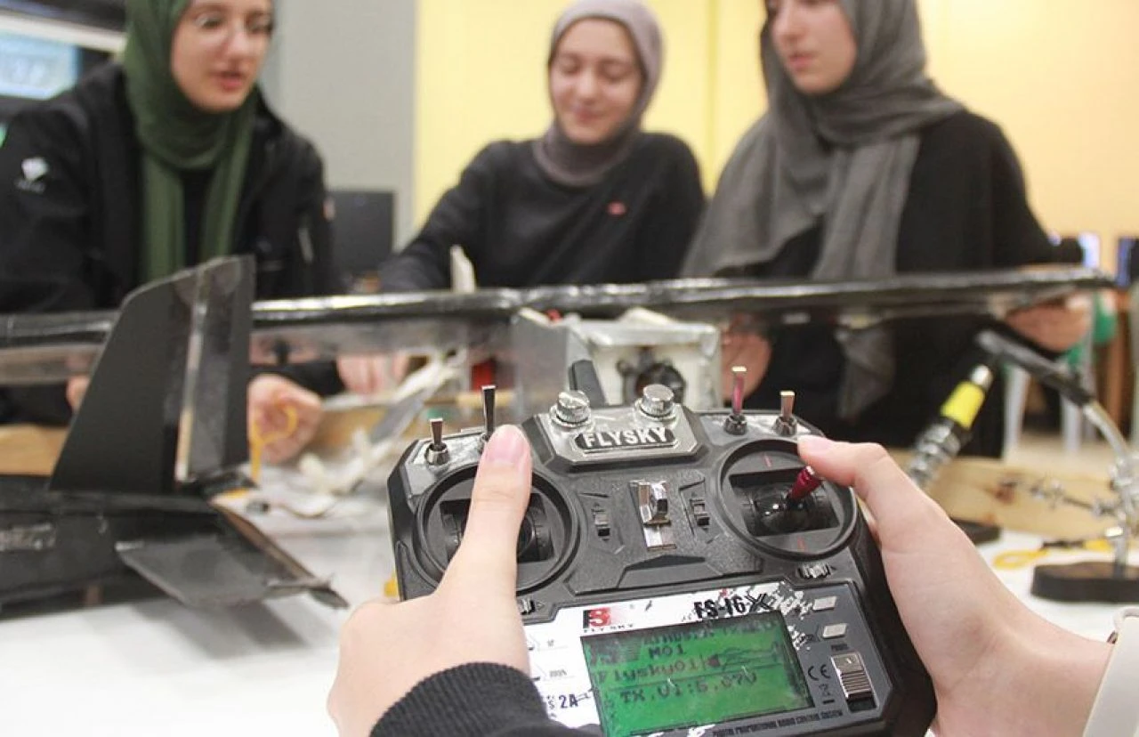 Türk öğrenciler üretti: Yapay zekayla görüntü tanımlayan İHA geliyor