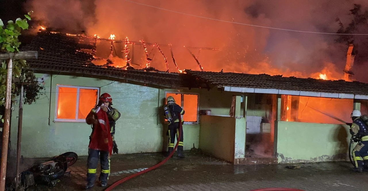 Alkol aldı annesiyle yaşadığı evi yaktı! İtfaiyeci bayrağı yanmaktan kurtardı - 2. Resim