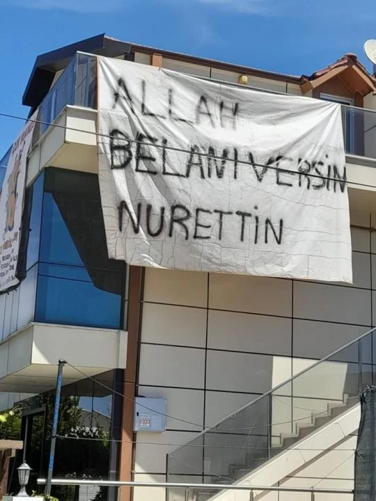 Binaya asılan dev pankart herkesi şaşırttı! Bir gören dönüp bir daha baktı