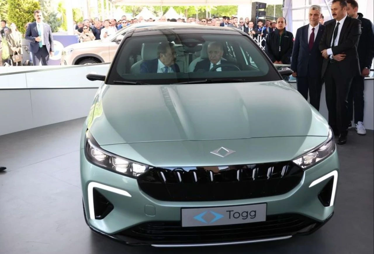 Cumhurbaşkanı Erdoğan'dan yeni TOGG'a yakın markaj! T10F'i en ince ayrıntısına kadar inceledi 