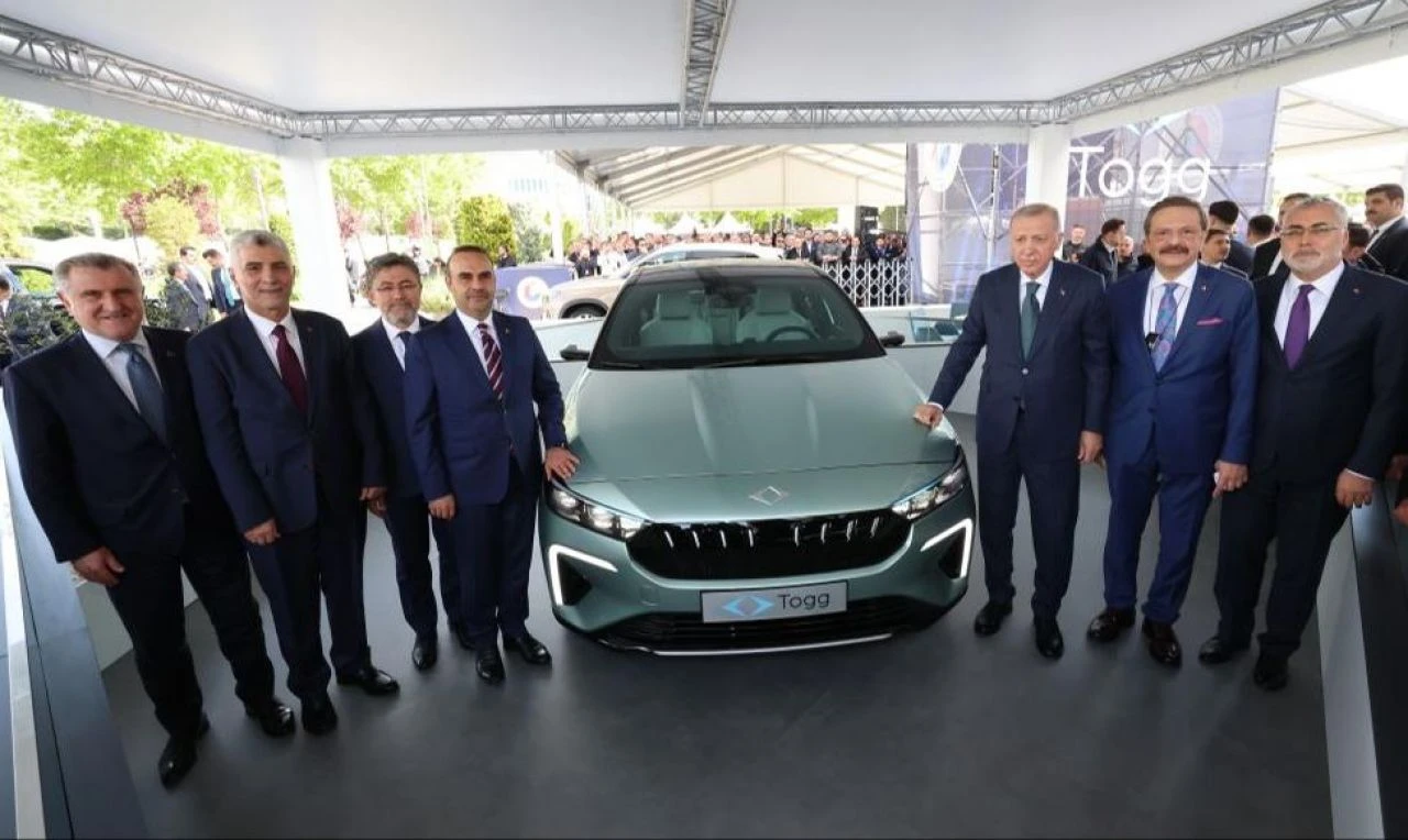 Cumhurbaşkanı Erdoğan'dan yeni TOGG'a yakın markaj! T10F'i en ince ayrıntısına kadar inceledi 