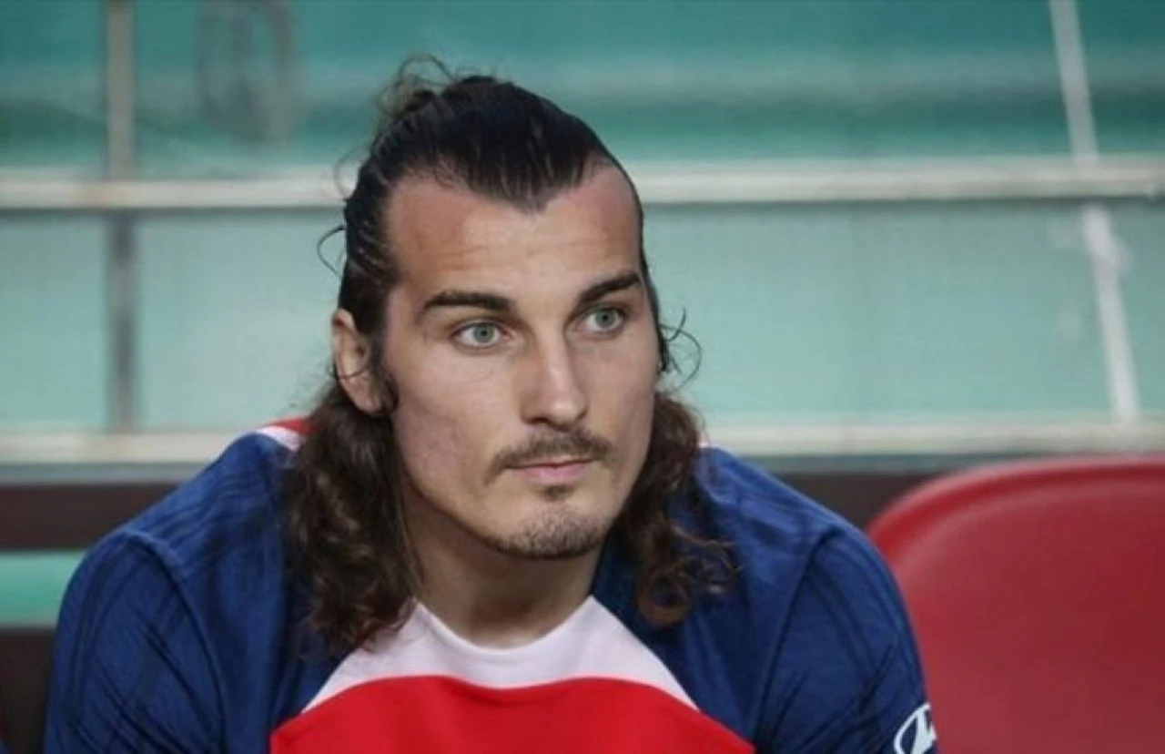 Fenerbahçeli Çağlar Söyüncü evlilik yüzüğünde çığır aştı! Serra Pak'a milyonluk yüzük taktı