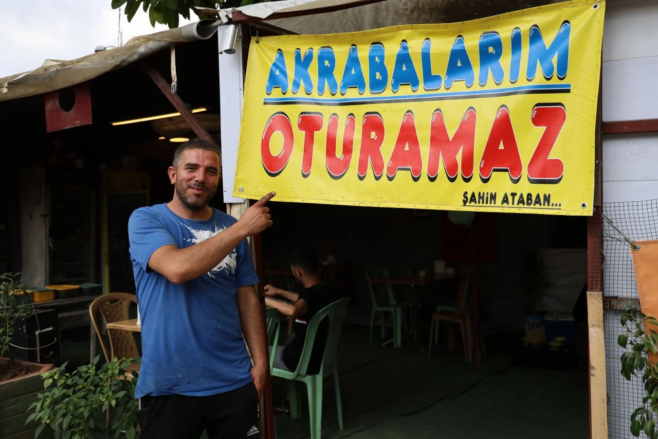 Görenleri şaşkına çeviren 'akraba' pankartı