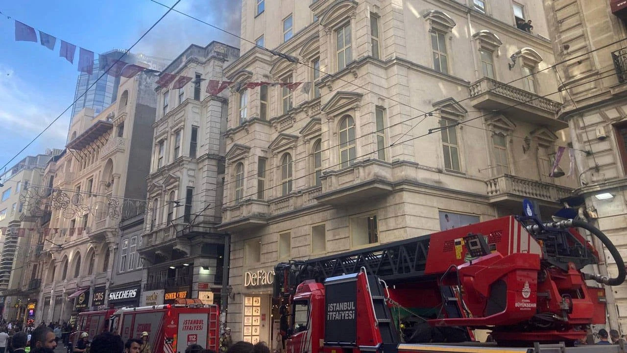 İstiklal Caddesi'nde mağaza yangını