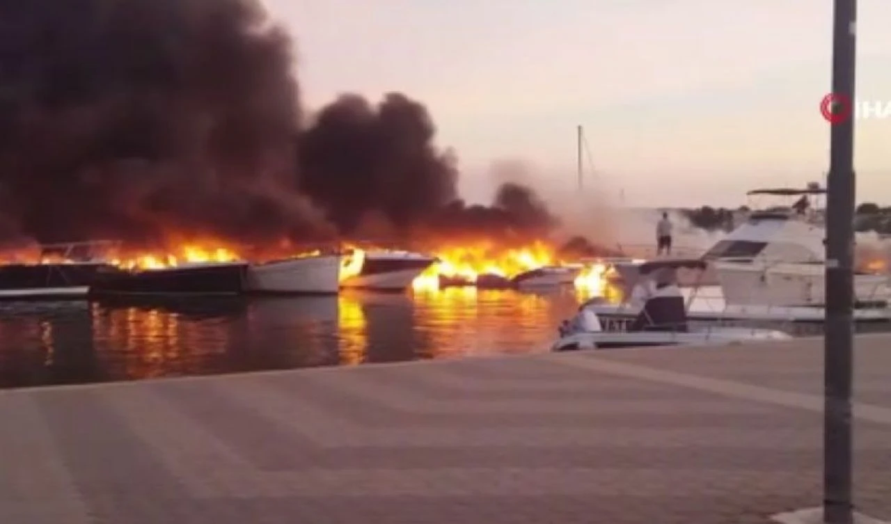 Marinada yangın çıktı! Onlarca tekne küle döndü - 1. Resim