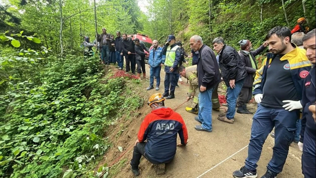 Otomobil uçuruma yuvarlandı! Ölü ve yaralılar var - 2. Resim