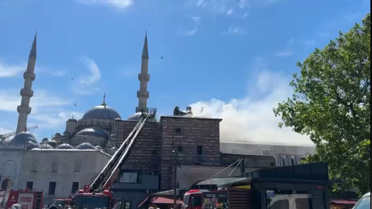 Son dakika! Tarihi Mısır Çarşısı'nda yangın! Çok sayıda itfaiye ekibi sevk edildi - 1. Resim