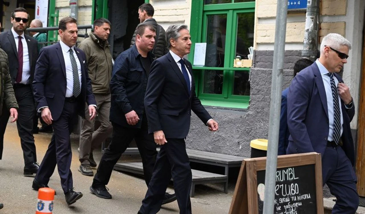 Ukrayna'ya güvence veren Blinken Kiev'de hem söyledi hem çaldı!