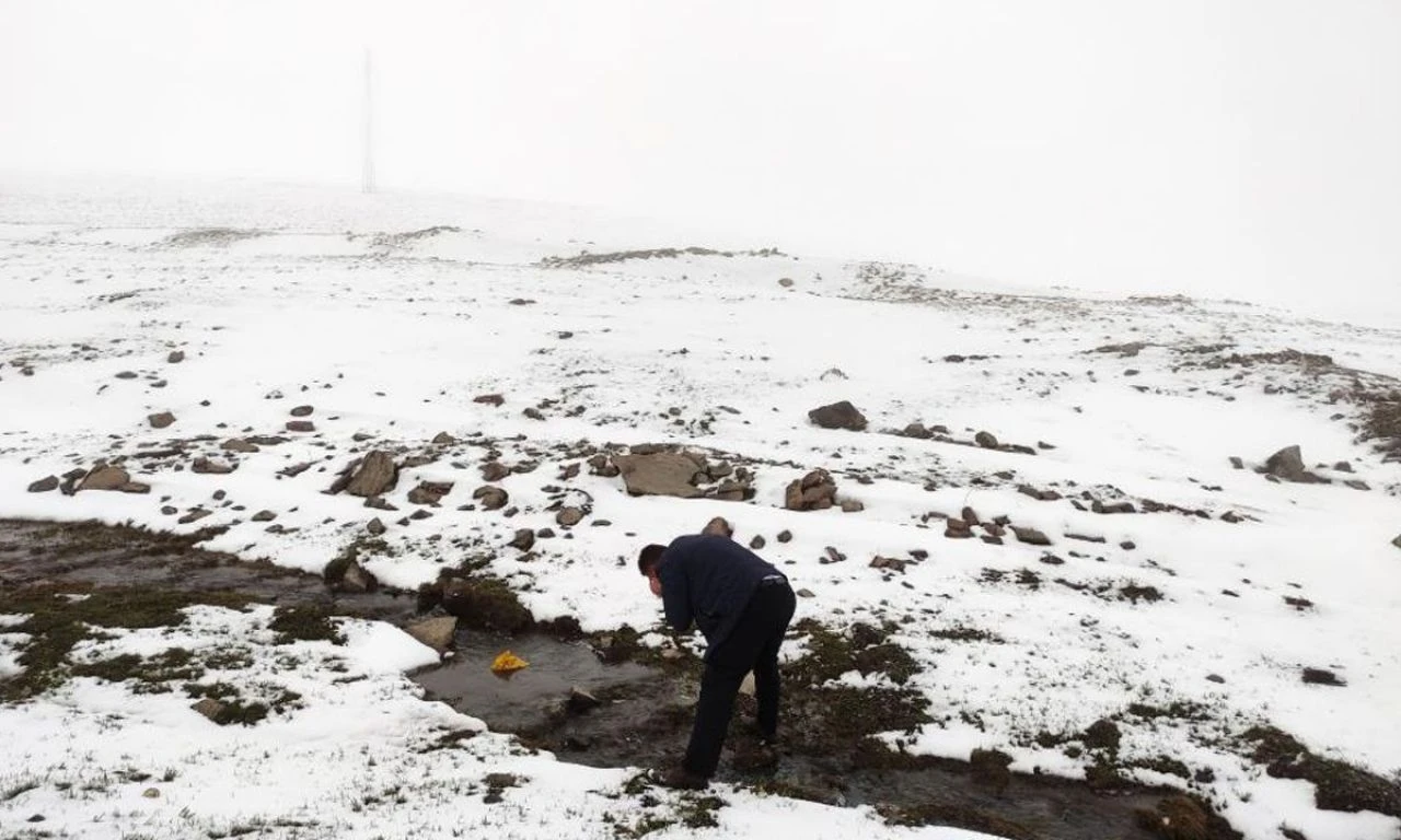 Yaz geldi, kar gitmedi! Mayıs ayında sürpriz: Kar kalınlığı 10 santimi buldu