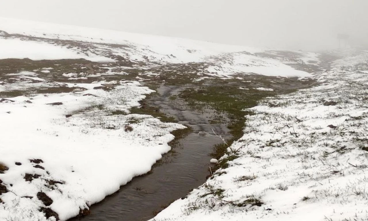 Yaz geldi, kar gitmedi! Mayıs ayında sürpriz: Kar kalınlığı 10 santimi buldu