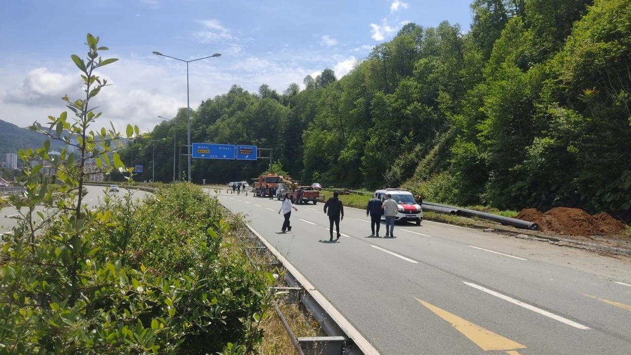 Artvin Karadeniz Sahil Yolu'nda heyelan meydana geldi! Tek şerit trafiğe kapatıldı - 1. Resim