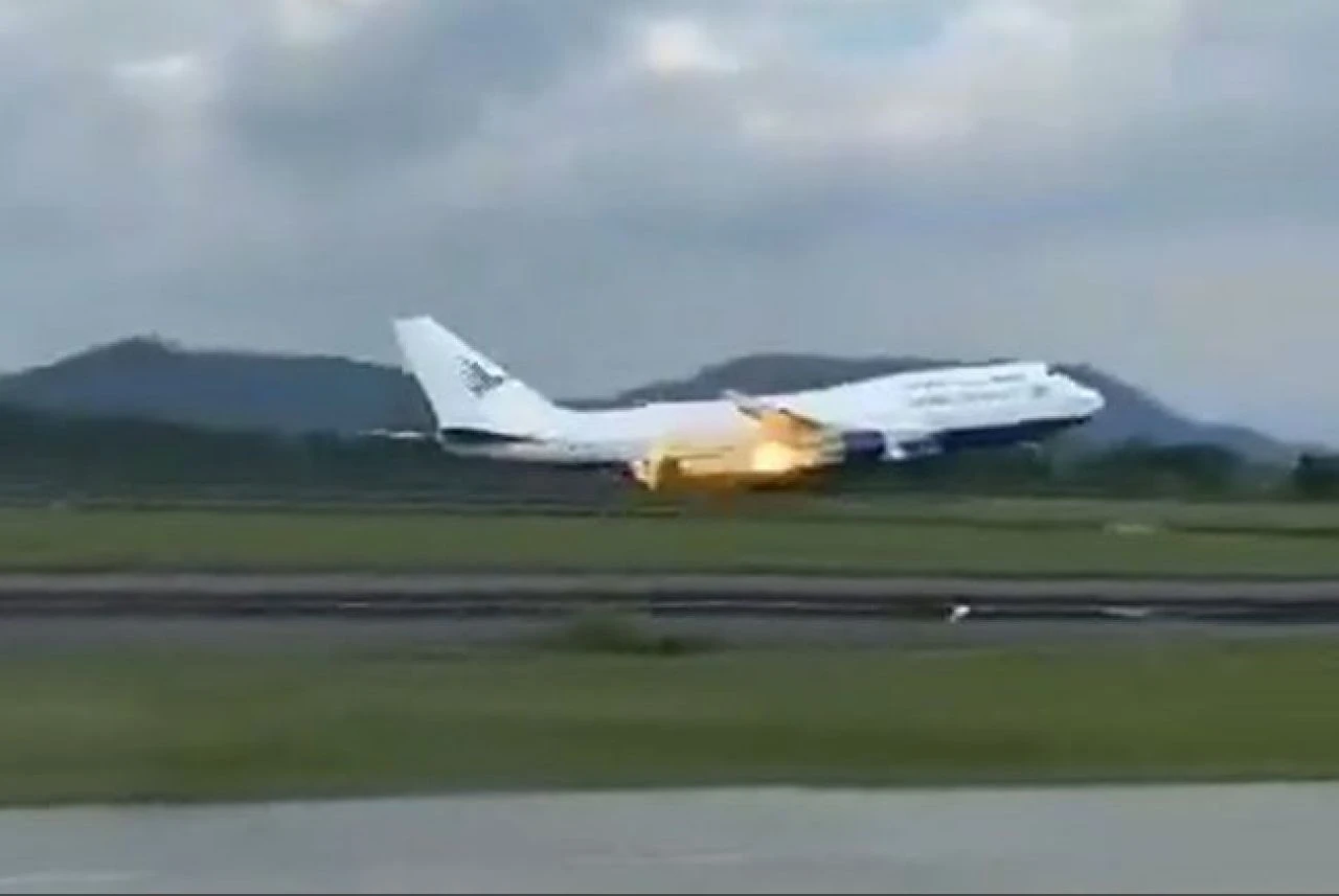 Boeing uçağının motoru alev aldı! Hac ziyareti için yola çıkanlar felaketin eşiğinden döndü