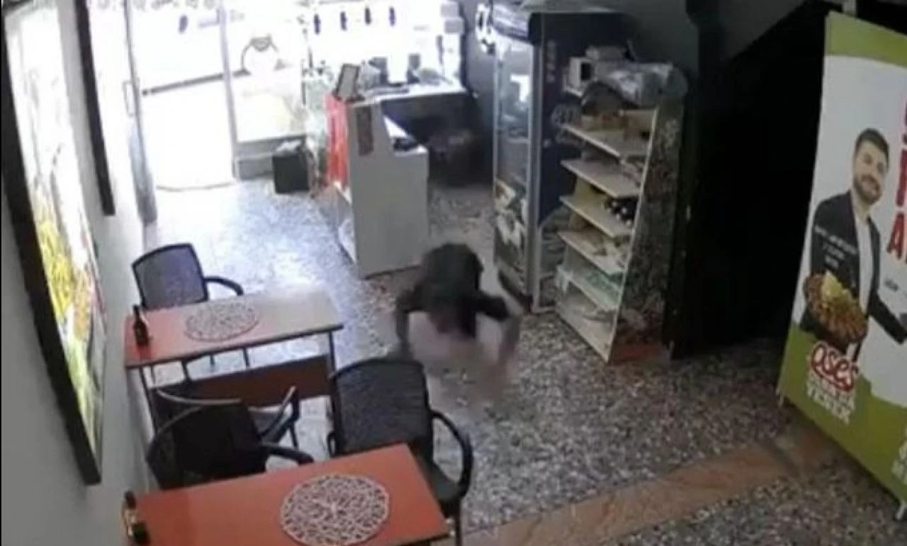 F-16 sesiyle deprem korkusuna kapılan esnafın görüntüleri izleyenleri güldürdü - 1. Resim