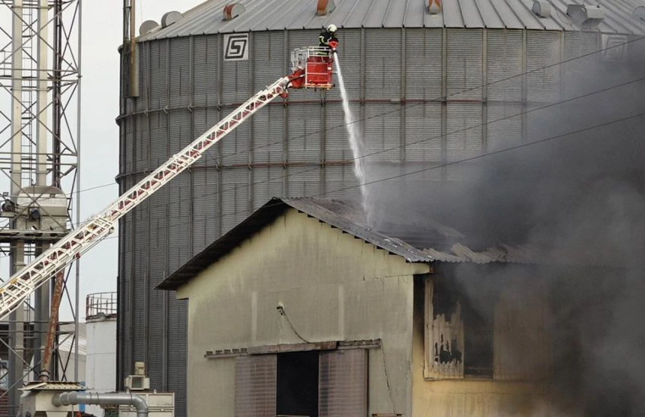 Kırklareli’nde atık yağ fabrikasındaki yangın kontrol altına alındı