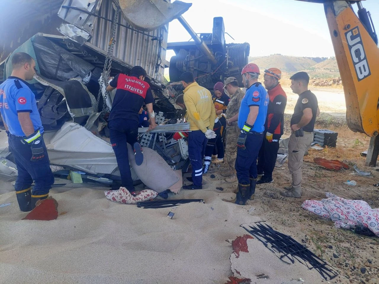 Otolyolda feci kaza! İki tır çapıştı, biri köprüden aşağı uçtu: 2 ölü - 1. Resim