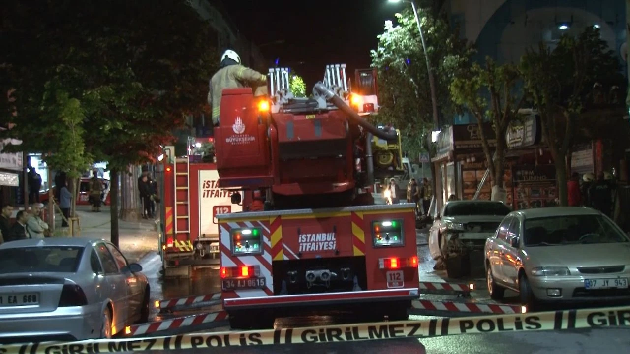 Sultangazi'de iş yerlerinin olduğu binada yangın paniği yaşandı