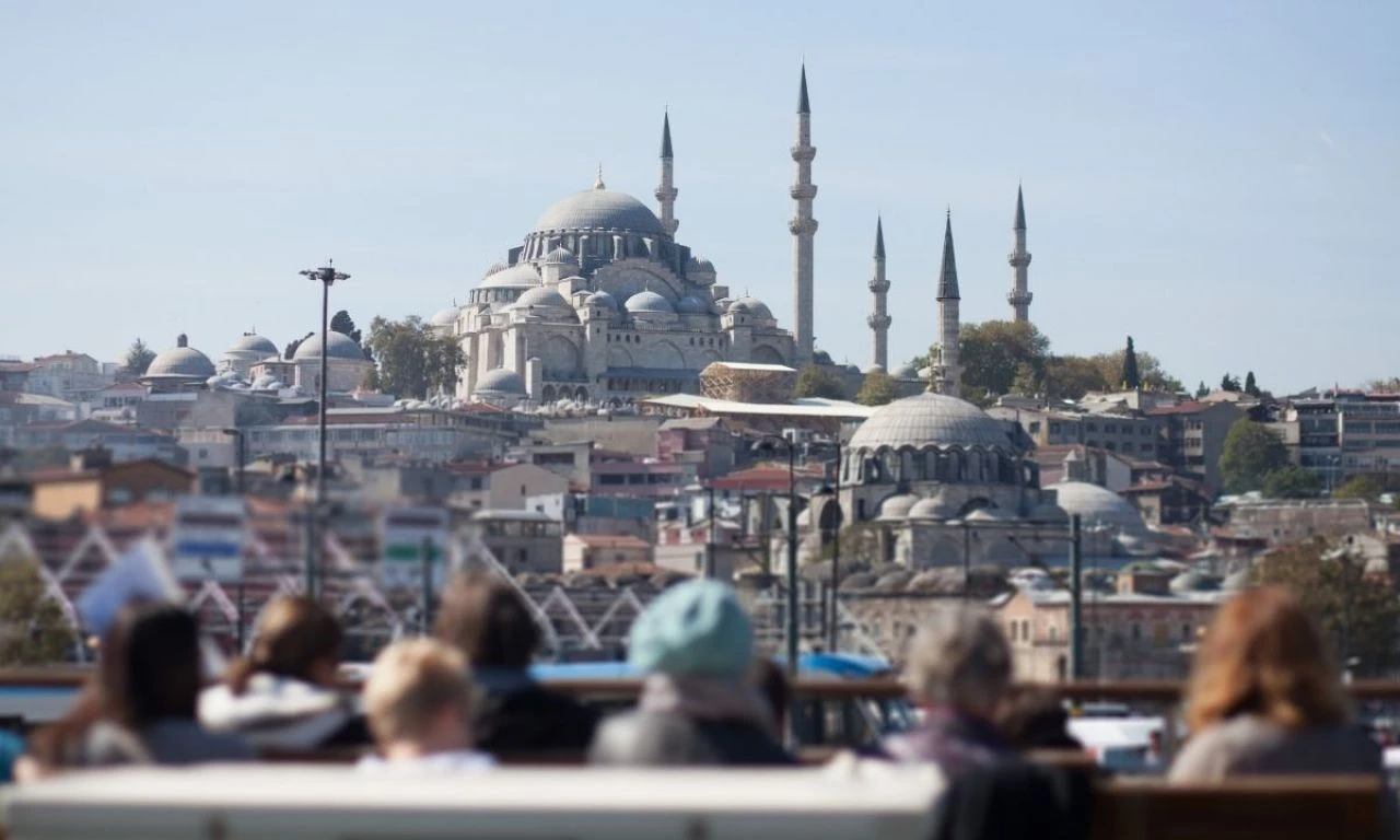 Tatilde Türkiye’nin çekiciliği arttı, turist harcama rekoru kırdı!