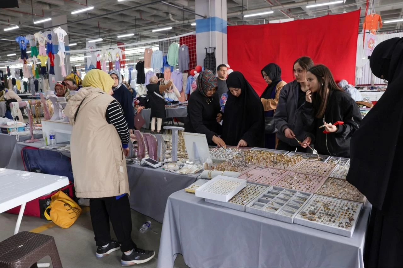 Ümraniye'deki kapalı pazara vatandaşlar yoğun ilgi gösterdi